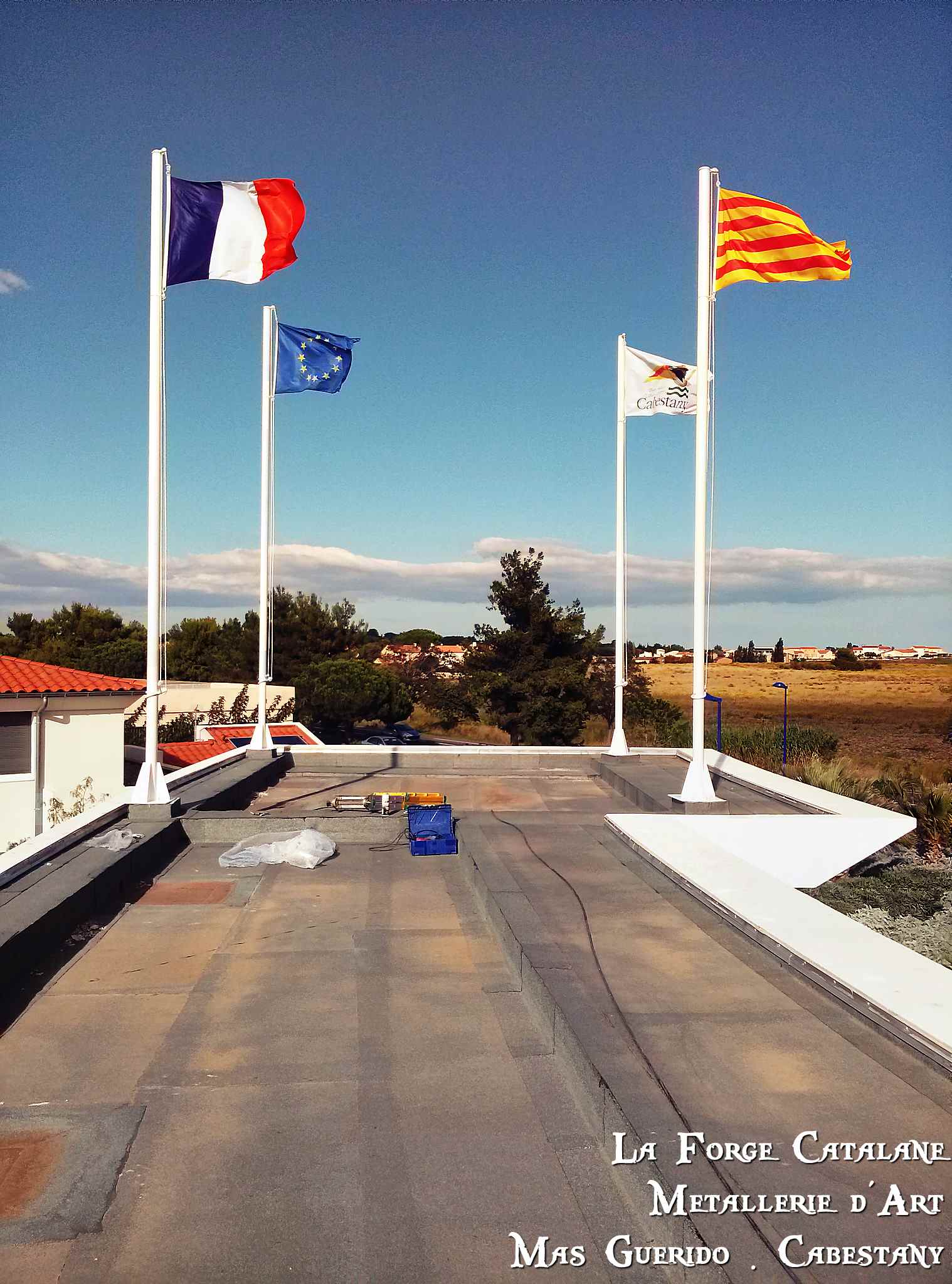 mats portes drapeaux alu thermolaquage blanc Saint Cyprien forge catalane.jpg